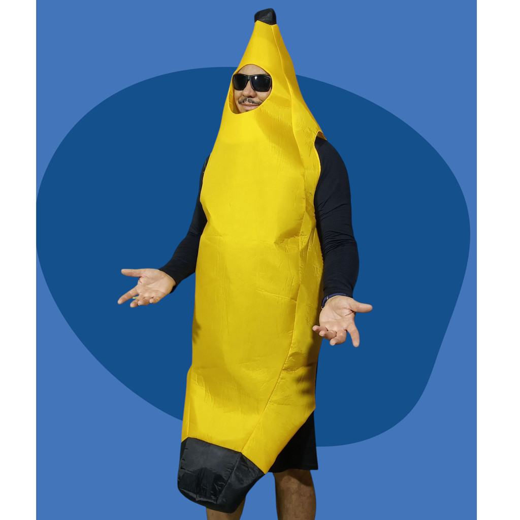 Homem de óculos escuros dentro de uma fantasia de banana